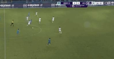 “在范迪克身边，他成为一名更成熟的球员，他们一起踢了一场精彩的比赛，但不仅仅是他们，这是因为每个人都在互相帮助，完成我们的工作。